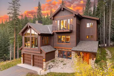 Image de Seulement Ski In / Ski Out Home dans Wp! | 3 Niveau 5bd | Spa privé | Du pur luxe!