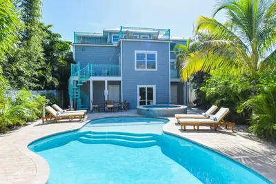 Image de 8 chambres-22 personnes-piscine privée et spa-salle de jeux et bain de piscine! Secondes à la plage!