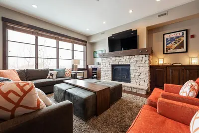 Image de Condo somptueux avec vue sur la montagne, concierge sur place et service de navette en hiver - pour 9 personnes