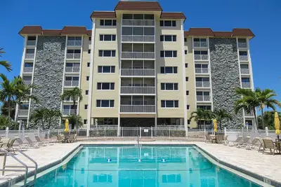 Image de Sables blancs et soleil! 2b / 2b Tropical Island Condo Beachside w / Large Pool At Bargain Price!