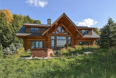 Image de Première maison de 4 chambres de journal, des vues spectaculaires et un bain à remous