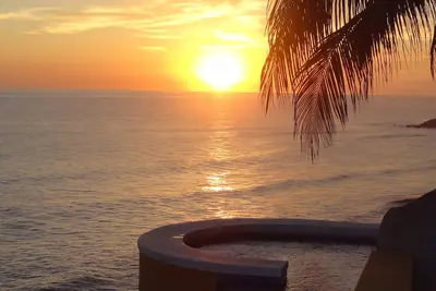 Image de 180 degrés de vues spectaculaires sur l'océan de la falaise