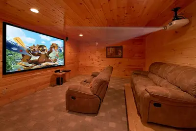 Image de Cabine de luxe avec salle de cinéma, 3 ponts, Table de billard et bain à remous
