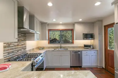 Image de Basque Lodge Rénové Spacieux 5 Br dans Northstar w / navette de ski! - 12 personnes