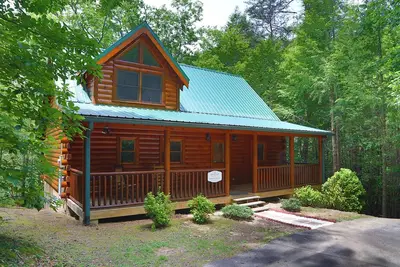 Prenez soin de vous avec élégance dans cette cabane de rêve nichée sur un acre boisé pour une intimité ultime!