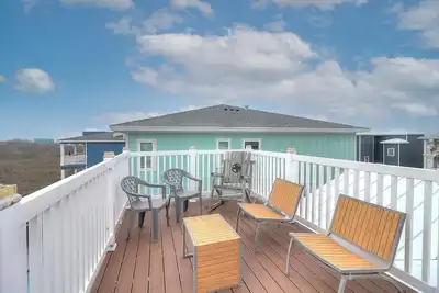 Image de Maison spacieuse avec vue sur la plage et la baie depuis la promenade de la veuve! ! !