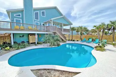 Image de Maison ensoleillée et lumineuse avec vue sur le golfe et sa piscine