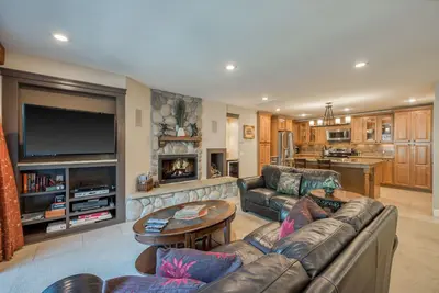 Image de Luxueux condo haut de gamme avec piscine commune - à pied du lac, près des pistes!