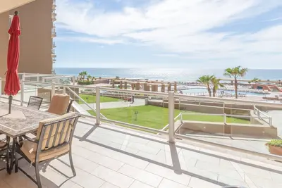 Image de Plus grand plan de 2 chambres, rez-de-chaussée Accès direct à la terrasse et à la piscine