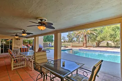 Image de Scottsdale Home sur le parcours de golf avec piscine et foyer!
