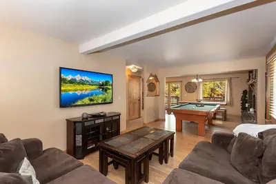 Image de Snow Creek: Spa! Fers Ă cheval! Un Barbecue! Table de billard! Marchez jusqu'au lac! L'Internet! Plate-forme! 4 chambres!