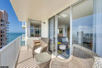 Image de Condo de vacances Estero Beach et Tennis Club récemment mis à jour avec une vue panoramique sur l'île depuis le balcon du 10ème étage! 4 personnes, piscine chauffée du complexe