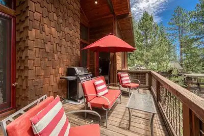 Image de Truckee Timbers - 4 Br w / 3 zones de vie et Brand New Hot Tub!