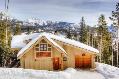 Image de Skis aux pieds maison de 3 chambres avec vue panoramique sur la montagne et un décor de montagne élégant