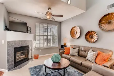 Image de Condo Meuble De Luxe Proche Dtc, Dish Network & Starz Corporate & Cent Airport