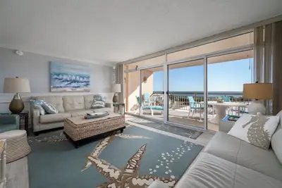 Image de Magnifique condo en bord de mer d'une chambre avec une vue imprenable sur l'océan et une piscine!
