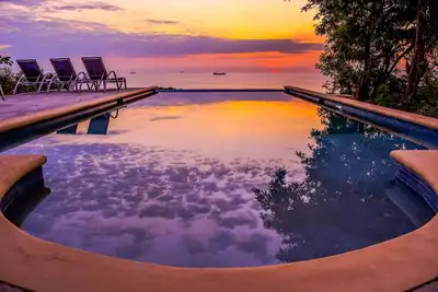 Image de Nouveaux condos de luxe SeaScape 1-2 chambres à coucher à West Roatan avec piscine et vue sur l'océan