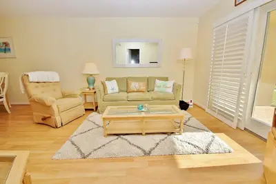 Image de Ocean View Condo dans un excellent emplacement sur la section non-conduite de la plage