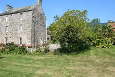 Image de Maison en pierre avec jardin clos, 3 chambres, proche de La Hague, poêle à bois, Wifi, terrasse.