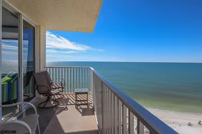 Image de Island Fun! Estero Beach & Tennis Beachfront Condo 1006c avec vue directe spectaculaire sur le golfe, piscine chauffée