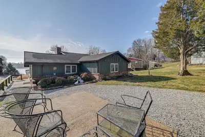 Image de Charmante maison sur la rivière Ohio w \/ vues sur l'eau et le porche!