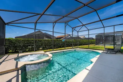 Confortable piscine à la maison avec spa et salle de jeux à proximité de Disney