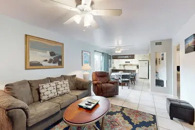 Image de Confortable, récemment rénové condo w / piscine partagée, à quelques pas de la plage!