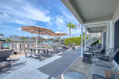 Image de Coconut Cove 2 un spacieux 1er étage 2 chambres 2 salle de bains avec vue sur l'eau