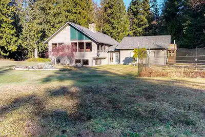 Image de Maison paisible et familiale dans prairie privée avec cheminée à bois!