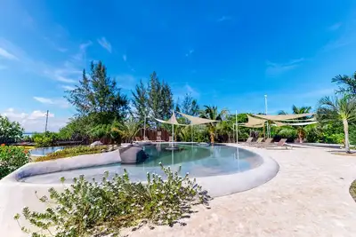 Image de Retraite romantique en bord de mer avec piscine partagée et vue sur l'océan!