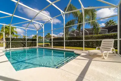 3 chambres, 2 salles de bain cour villa avec piscine. Tennis, aire de jeux, salle de jeux, fitness