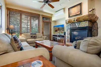Image de Ambiance de montagne confortable dans cette belle maison! 4 piscines, 10 bains à remous! Cl3101