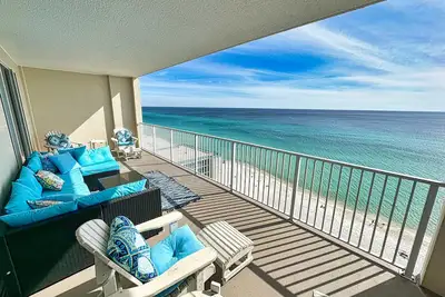 Image de Magnifique Gulf Front 2/2 Ă Ocean Reef avec un immense balcon et un service de plage gratuit!