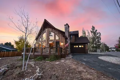 Image de Howling Wolf Lodge: Luxury! Vues de Bear Mountain! Jacuzzi! Internet! Tableau Shuffleboard!