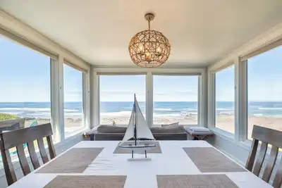 Image de Oceanfront et proche de la plage, des magasins et des restaurants.