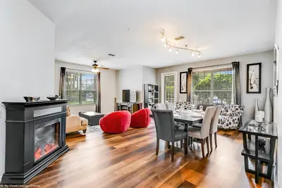 Image de Superbe 3 chambres à coucher condo au premier étage avec un mobilier moderne et patio reposant