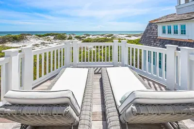 Image de Accès exécutif à la maison! Front de mer! Salle de billard! Piscine chauffée privée!