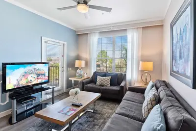 Image de Beaucoup d'espace et de lumière naturelle font de ce condo le choix parfait pour une escapade.