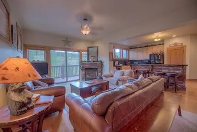 Creekside Home - Great Location & Private Hot Tub!