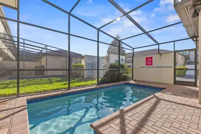 Image de Belle maison de ville décoré professionnellement avec piscine privée et une salle de jeux!