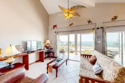 Image de Appartement en bord de mer avec vue sur l'eau, piscine partagée, emplacement idéal!
