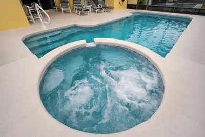 Spacieux 4 chambres, 3 salles de bains villa avec piscine et spa