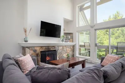 Image de Chalet de charme avec vue sur les allées par Harmony Whistler