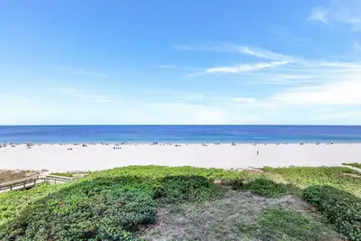 Image de Condo idéalement situé en bord de mer avec piscine chauffée et vue imprenable sur l'océan