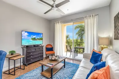 Image de Professionnellement décoré nouvelle 2 Br / 2ba condo avec vue magnifique sur le lac Cay