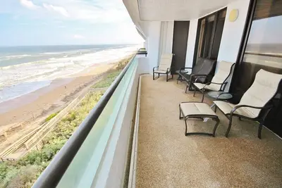 Image de Magnifique Direct Oceanfront Condo droit de la plage. Location mensuelle seulement