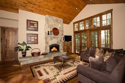 Image de Embouteilleur - Luxury Gray's Crossing 4 Br avec piscine Hoa, salle de sport et spa