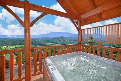 Profitez d'une belle Lever de soleil sur une vue imprenable sur les Smoky Mountains.