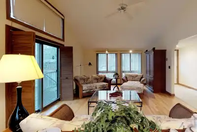 Image de Tranquille, maison calme w / terrasse privée - à pied des plages et du centre-ville de Oak Bluffs!