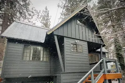 Image de Cabine familiale rénovée dans le populaire lac Donner. Kayak, Ping Pong, B-Ball